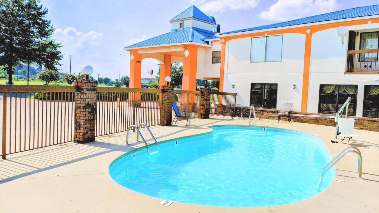 Quality Inn & Suites Decatur Priceville I-65 Εξωτερικό φωτογραφία