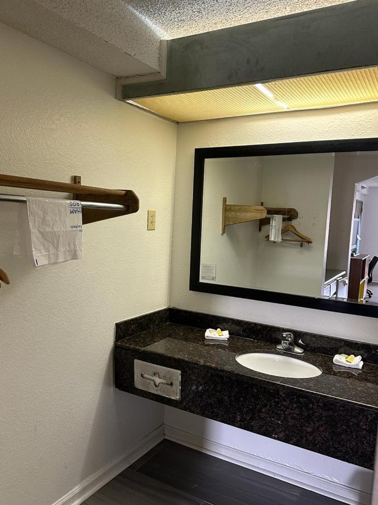 Quality Inn & Suites Decatur Priceville I-65 Εξωτερικό φωτογραφία