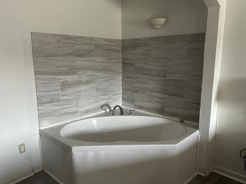 Quality Inn & Suites Decatur Priceville I-65 Εξωτερικό φωτογραφία