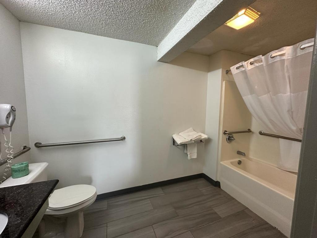 Quality Inn & Suites Decatur Priceville I-65 Εξωτερικό φωτογραφία