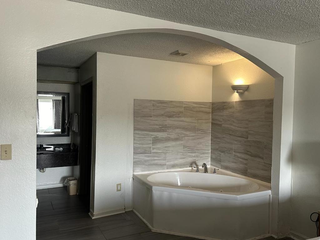 Quality Inn & Suites Decatur Priceville I-65 Εξωτερικό φωτογραφία